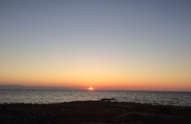 Puestas de sol de la bahía de Cape May: uso gratuito de las etiquetas de playa de Cape May y las etiquetas de piscina pública.