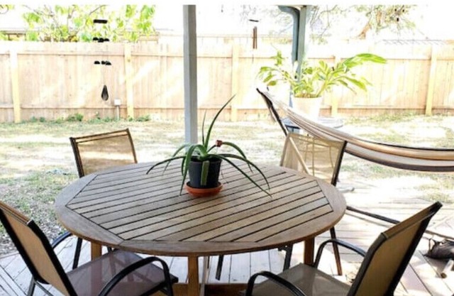 North Central Comfort! Close to Downtown-UT-Domain-Q2 Stadium Pet-Kid Friendly