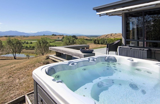 NORTH COB - FAIRHALL HOLIDAY HOME, with hot tub in Blenheim