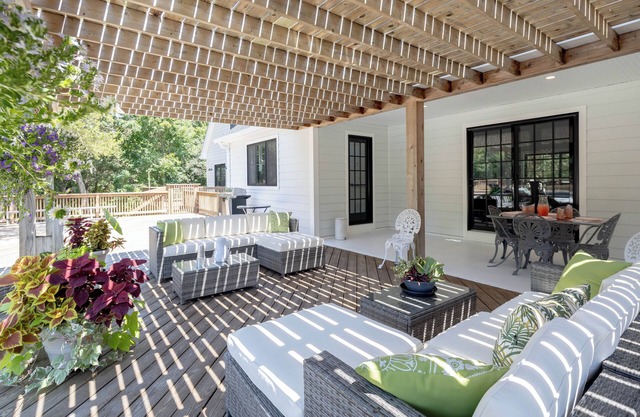 North Fork Mattituck Estate, Spacious Farmhouse Modern on 5 private acres w Pool