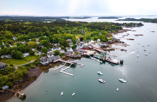 North Haven Island Paradise! Walk to Ocean & Ferry