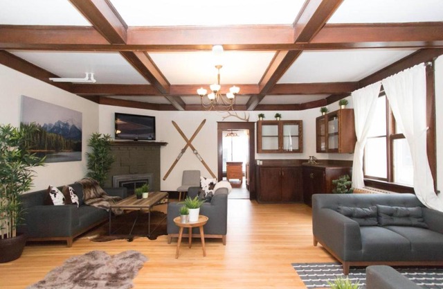 North House - Rocky Mountain Retreat- Enormous House Sleeps 23