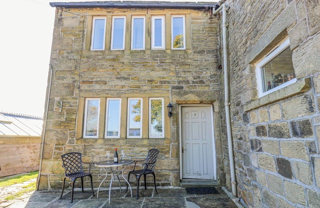 NORTH IVES COTTAGE, pet friendly, with a garden in Oxenhope
