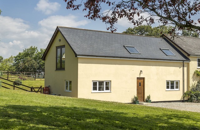 North Leigh Barn - a mkt - marketing that sleeps 4 guests in 2 bedrooms