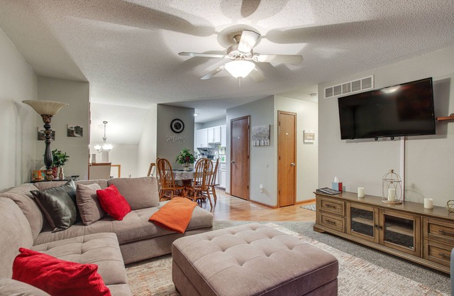 North Liberty ‘Carver Townhouse:’ 8 Mi to U of I!