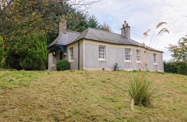NORTH LODGE, family friendly, with open fire in Kirriemuir