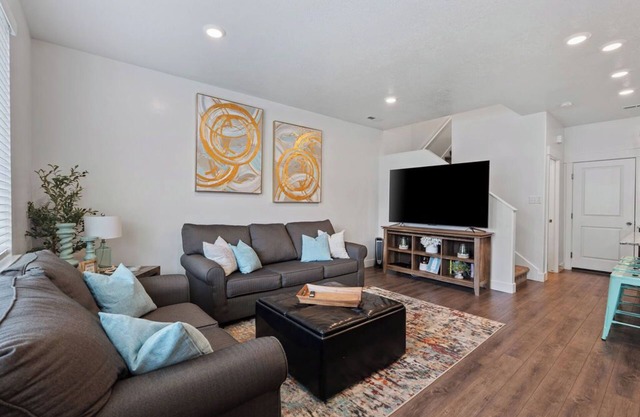 Cozy 3 bd Townhouse, 20 min to Ski, Pet Friendly