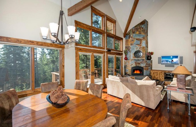 North Shore Bliss by Tahoe Getaways - 3 BR plus loft & Private Hot Tub