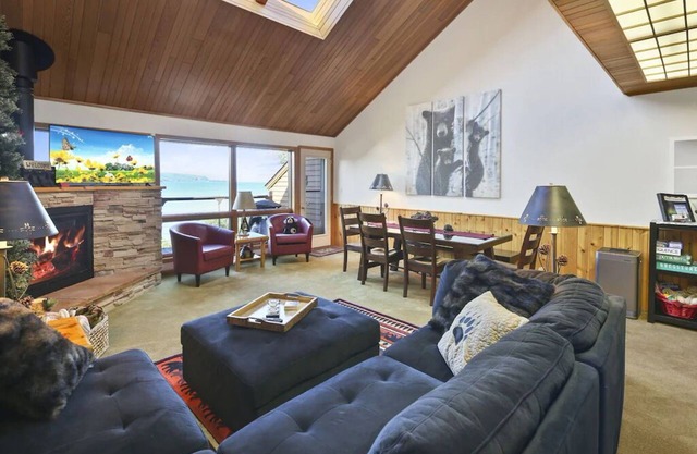 North Shore Nirvana: Lakefront, Deck, Fireplace, Beach
