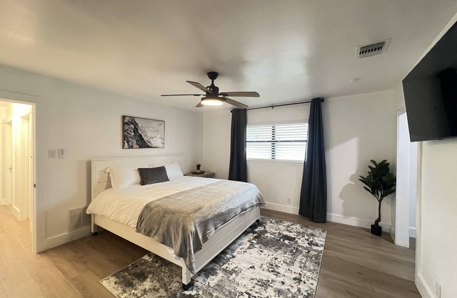 North Star Nook / Modern Central SA Home just 7 minutes to the Airport!
