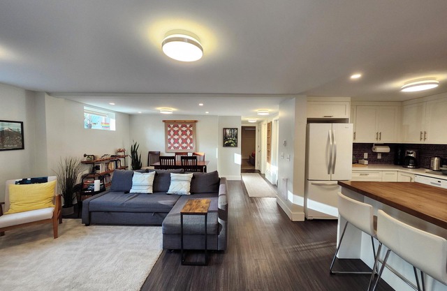 North Vancouver Gem: Cozy Retreat Between Mountain & Ocean!