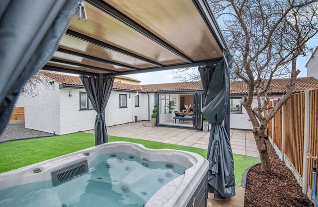 Stunning Cottage with hot tub, North Wales Coast