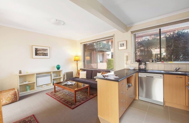 Northcote Charm Spacious and Quiet Suburban Stay