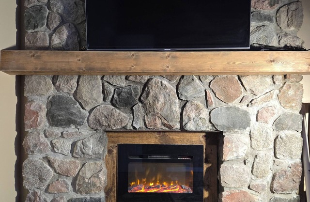 Northern Comfort Chalet with WiFi in Gaylord