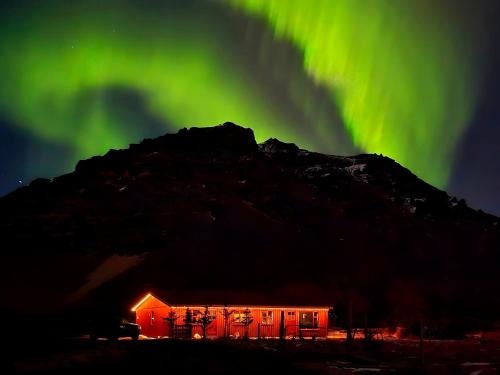 Northern Lights Farmhouse & Private Jacuzzi