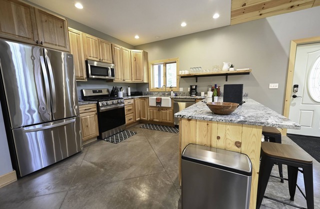 Northern Michigan Gem! 3 bed, 2 bath Chalet at Schuss Mountain ski/golf/ LAKES