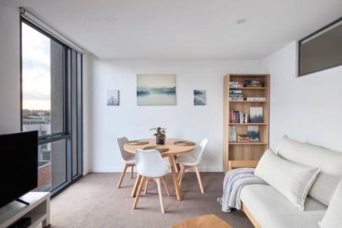 Northside Rendezvous - A Stylish Couples' Hideaway