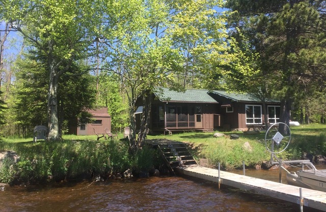 Cabina de Northwoods en el lago Teal (barco pontón disponible)