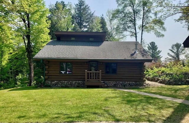 Northwoods Cabin - UTV Trails, Hiking, Wi-Fi, Firepit, King Beds, Fishing