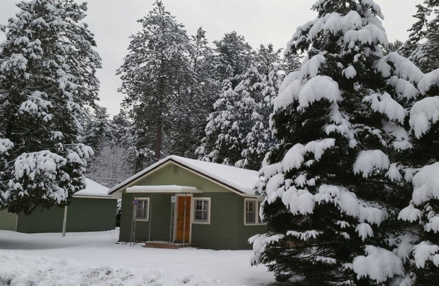 Northwoods Cabin w/Bunkhouse, Garages & located in Lake Country!