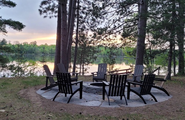 Northwoods cozy 3BR/2BA lakefront cabin on ATV/UTV trail
