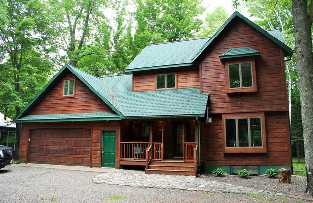 ¡Northwoods se escapa! Disfrute de la privacidad de esta propiedad junto a Big Lake Chetac
