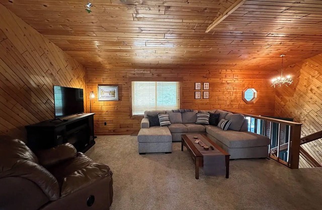 Northwoods getaway! Cozy 3-bedroom cabin in peaceful Lake Tomahawk with WiFi.