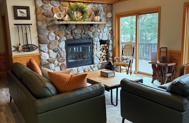 Northwoods Lakefront Home. Lake toys. Beautifully equipped. On Snowmobile Trails