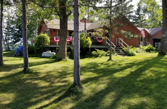 Northwoods Retreat en Bad Medicine: Primer natación, deportes acuáticos y motos de nieve