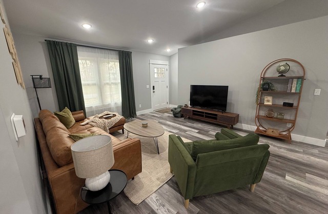 Norton Shores Retreat: Stylish Comfort in the Heart of the City