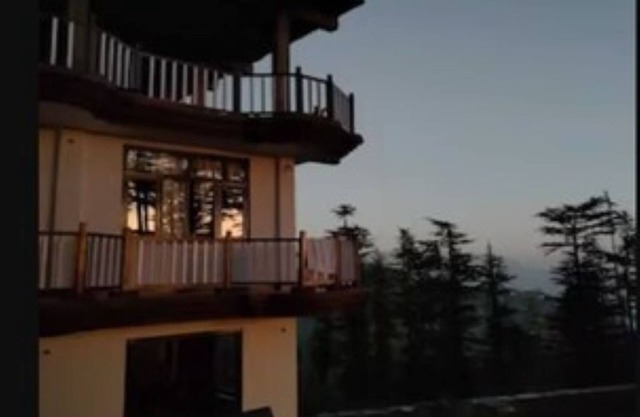 Norvin Homes- King Room with Balcony/ breakfast included