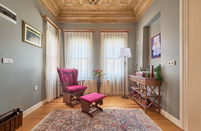 Nostalgic & Comfortable Historical Home!
