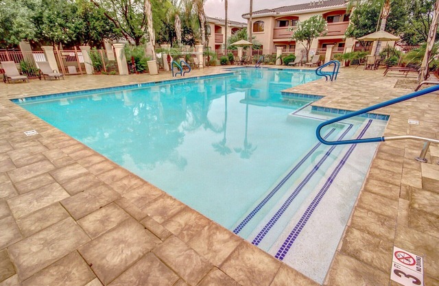 Remodelado - 2 camas King en la planta baja, cerca de la piscina y parrilla de gas