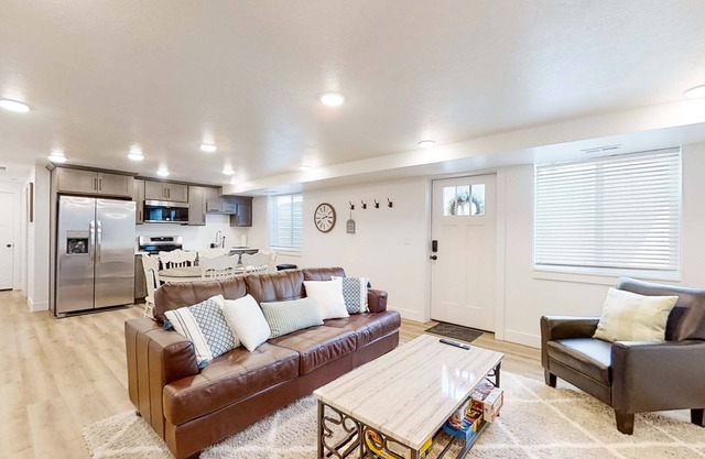 Notable Apartment - Mountain Views, Kitchen, & W/D
