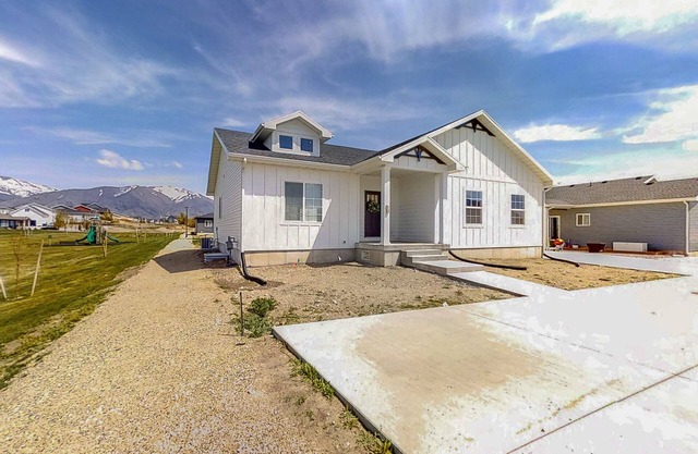 Notable Apartment - Mountain Views, Kitchen, & W/D