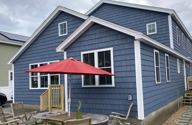 Nov 1, 2022 - May 1, 2023 2 BD/ 2 BTH Cottage - sleeps - 2 min walk to Seabr