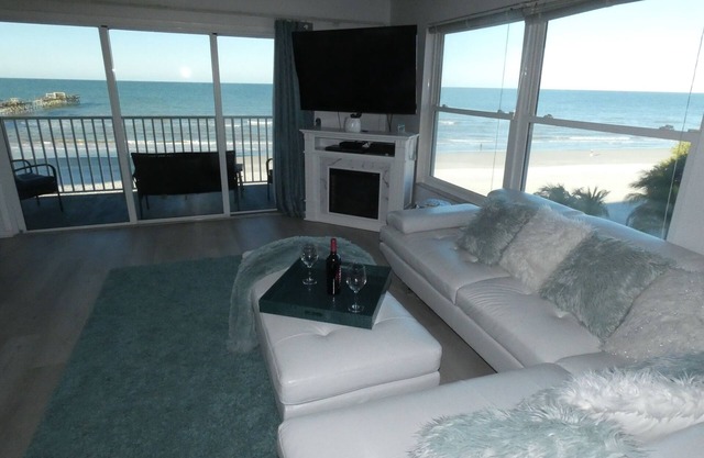 Hermosa unidad de esquina frente a la playa de 2 camas / 2 baños con jacuzzi y electricidad FP.