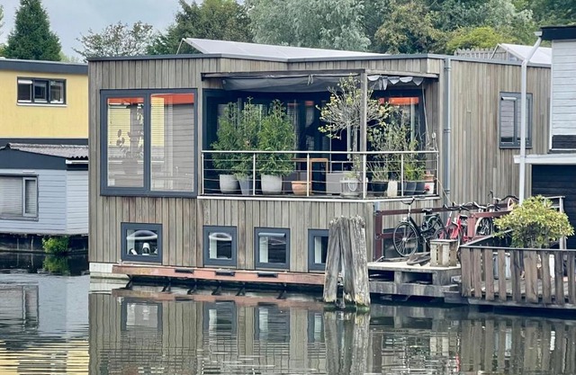 NOVA Houseboat DELUXE Free Bikes
