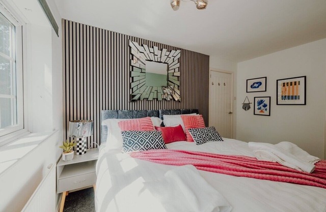 NovaCrest Parking WiFi-3 Bedroom Sleeps 5 Guests