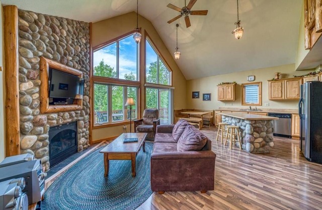 Now Available!! Comfortable 4 bed / 3 bath lakeside villa close to the action