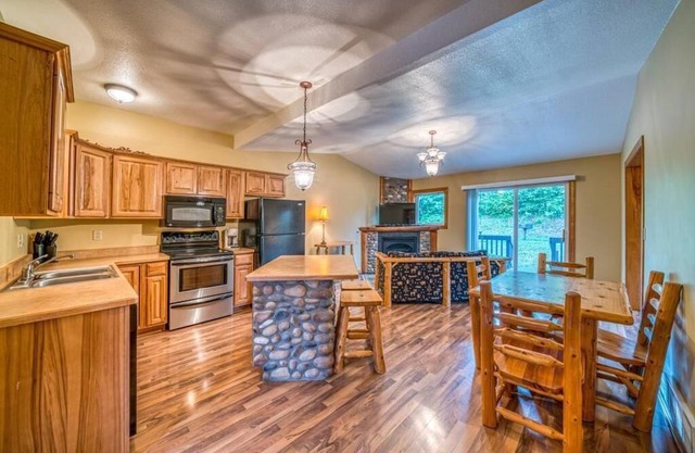 Now Available!! Comfortable 2 bed / 2 bath / 2 kitchen Condo close to the action