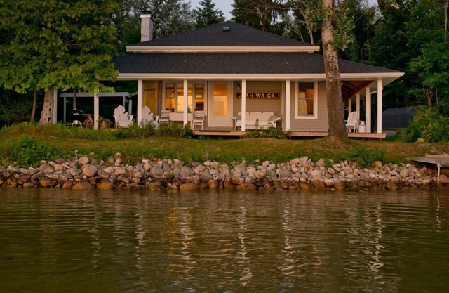Encantadora cabaña histórica en el lago Bellaire