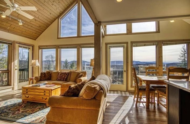 ¡Disfruta de las vistas panorámicas desde esta adorable casa en el árbol! Bañera de hidromasaje con vistas