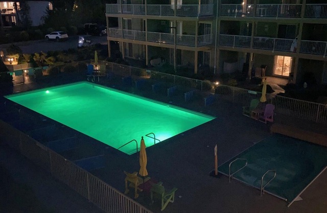 Poolside Condo at Beautiful Mabel Lake