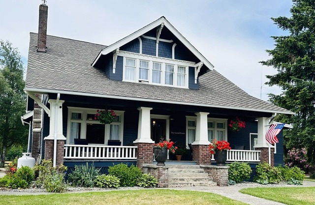 Renovated farmhouse on 7 ac sleeps 16, hot tub, horses, AC, BBQ, huge kitchen