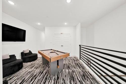 NRG Black Lounge Townhome Close to all Stadiums downtown & City Life