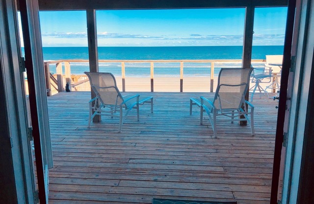 Casa frente al mar directo! Bellamente remodelado!