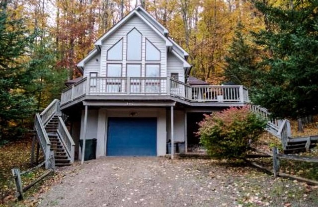 Nubs Nob Highlands chalet in Hidden Hamlet on 2 acres! Family Friendly
