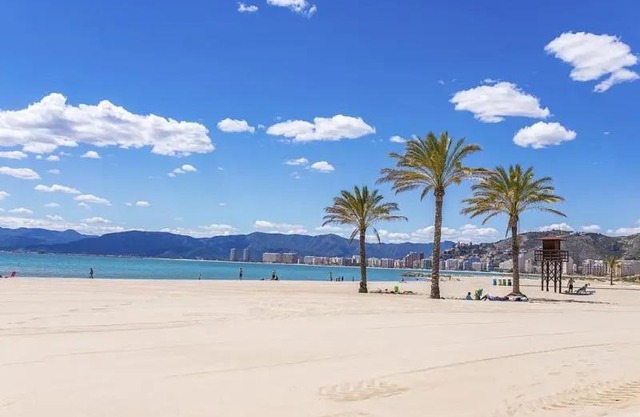 NUEVO, a 50 metros de la playa y con vistas al mar
