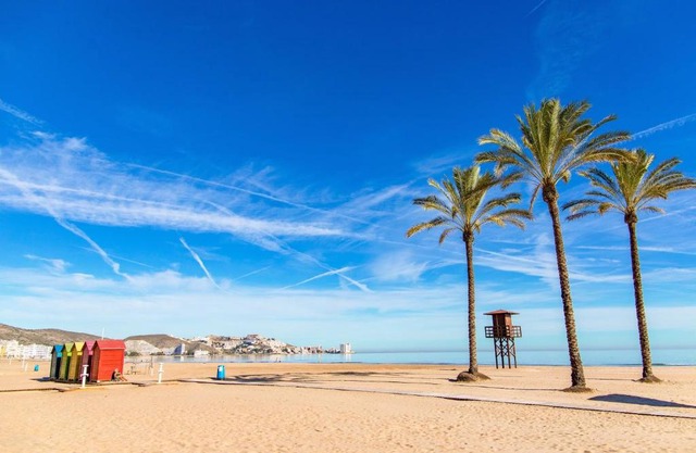 NUEVO, a 60 metros de la playa y con vistas laterales al mar